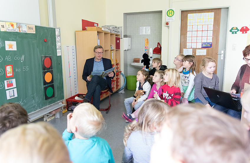 Welche Regeln für den kleinen Raben Socke gelten oder auch nicht, erfuhren die Erst- und Zweitklässler der St. Bernhard-Schule von Bürgermeister Otto Steinkamp.