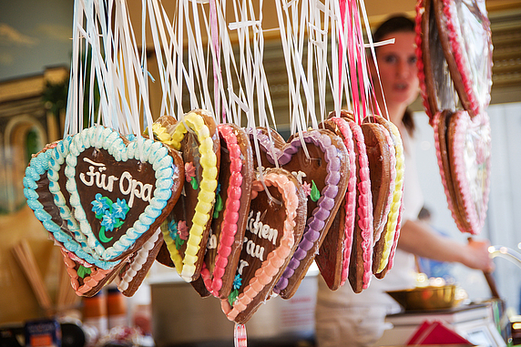 Gehören traditionell zu jeder Kirmes: Lebkuchenherzen. In Wallenhorst werden sie seitens der Gemeinde auch an die Bewohner der örtlichen Seniorenheime verschenkt.