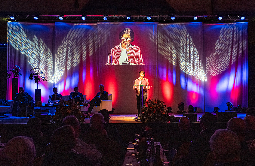 Angelika Bayer hält die Laudatio beim Tag des Anstoßes.