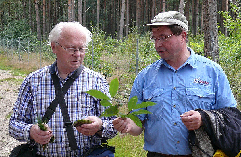 Prof. Dr. Konrad Arndt (links) und Udo Stangier leiten seit vielen Jahren natur- und heimatkundliche Wanderungen in den weniger bekannten Außenbereichen von Wallenhorst.