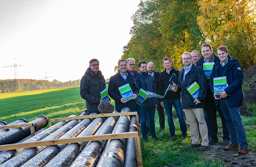 Vertreter der Ratsfraktionen, der Gemeindeverwaltung, der Westnetz GmbH und der Niedersächsischen Landgesellschaft (NLG) nehmen den Beginn der Bauarbeiten für die Erdverkabelung in Augenschein.
