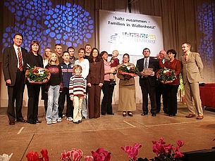 Familie Lenz beim Tag des Anstoßes auf der Bühne 