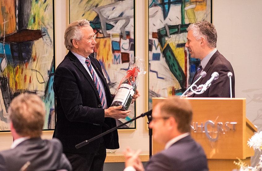 Neben der Ehrenmedaille samt dazugehöriger Urkunde hatte Dr. Marco Trips (rechts) dem Jubilar Hans Stallkamp eine Flasche Wein mitgebracht.