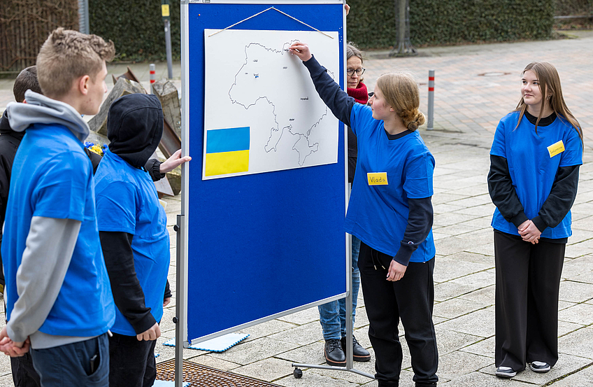 Ukrainische Schülerinnen und Schüler der Alexanderschule markieren ihre Heimatorte auf einer Landkarte.