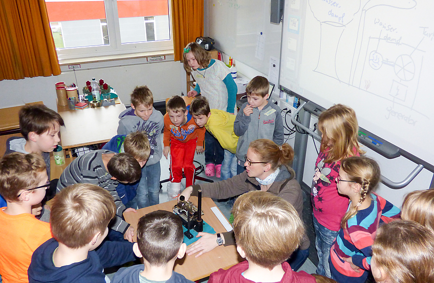 Energieexpertin Franzis Brüse demonstriert in anschaulichen Experimenten die Möglichkeiten der Energieerzeugung. Auf diese Weise weckt sie bei den Kindern das Bewusstsein für einen effizienten und schonenden Umgang mit Energie.