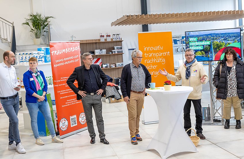 Bürgermeister Otto Steinkamp, Thomas Gode und Hans-Jürgen Klumpe begrüßen die Gäste zum Unternehmensfrühstück.