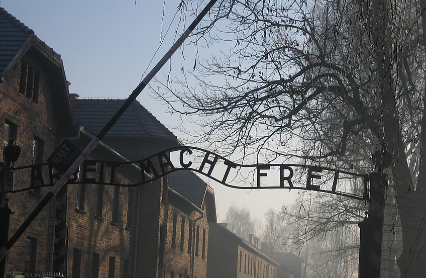 Fotos der Gedenkstätte Auschwitz sind ein Teil der Ausstellung. „Wege zur Erinnerung“ versucht, die gesamte Jugendbegegnung zu präsentieren. Foto: Sabine Grothe / Alexanderschule Wallenhorst