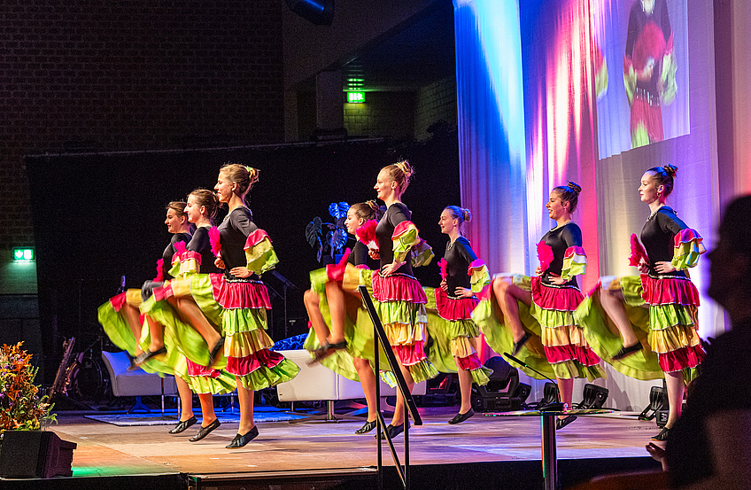 Mit drei Showtanzgruppen unterhält der Kolping-Karneval-Club Hollage die Gäste beim Tag des Anstoßes.