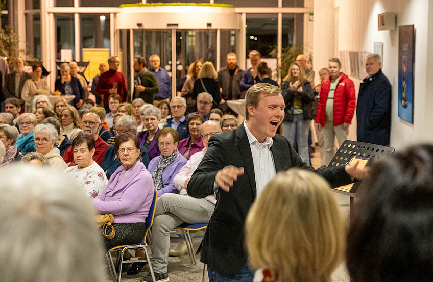 Dirigent Tim Herden leitet den Chor Vokal fatal.