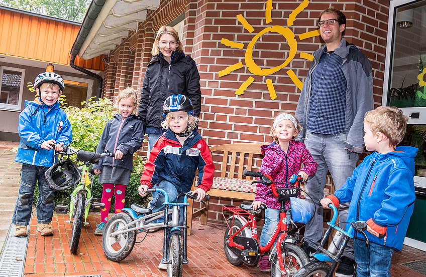So macht Klimaschutz Spaß: Melanie Kemna und Stefan Sprenger freuen sich mit den Kindern über die Aktion Stadtradeln, die vom Franziskuskindergarten tatkräftig unterstützt wird.