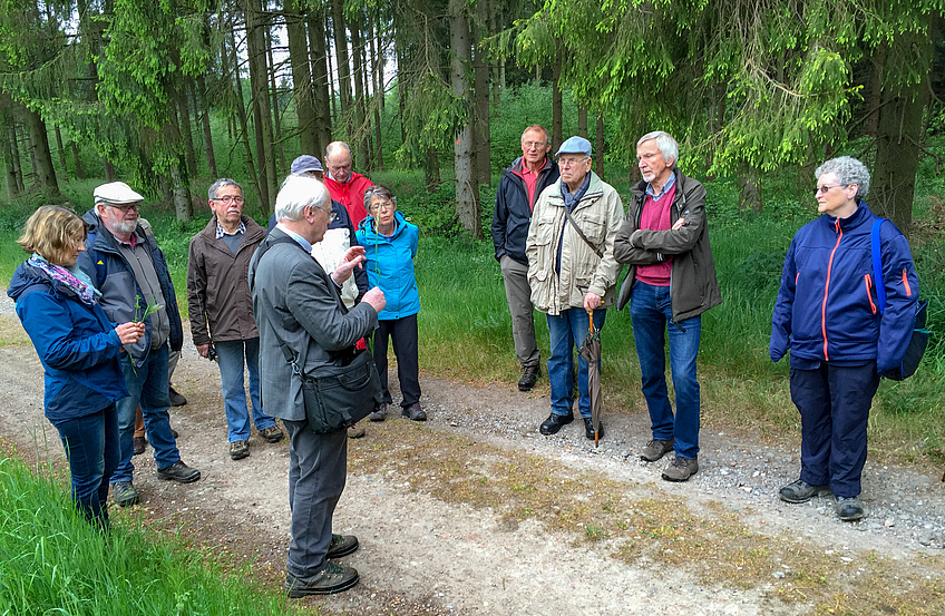 Pflanzenkundler Prof. Dr. Konrad Arndt bringt den Schnatgängern die heimische Flora näher.