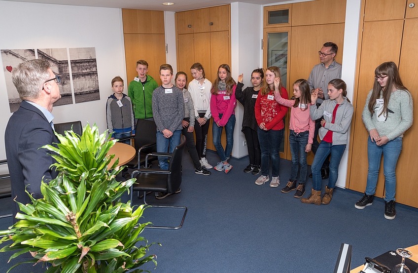 Elf Kinder verbringen ihren Zukunftstag bei der Gemeinde Wallenhorst – hier im Gespräch mit Bürgermeister Otto Steinkamp (links).
