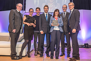 Ehrung für junges Engagement im Ehrenamt (von links): Weihbischof Johannes Wübbe, Ehrengast Sina Trinkwalder, Musiker Robert Redweik, Moderator Sven Lake, Preisträgerin Jacqueline Mauter, Laudator Martin Kempchen und Bürgermeister Otto Steinkamp.