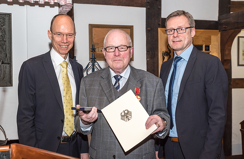 Dieter Barlag wurde mit der Verdienstmedaille des Verdienstordens der Bundesrepublik Deutschland ausgezeichnet. Landrat Michael Lübbersmann (links) und Bürgermeister Otto Steinkamp gratulierten.