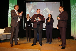 Mit Burkhard Hörnschemeyer (Mitte) freuen sich Bürgermeister Ulrich Belde, Laudatorin Gabi Münch, Grußwortsprecherin Sabine Hafer (verdeckt), Ministerin Aygül Özkan und Moderator Christian Böwer über die Ehrung. 
