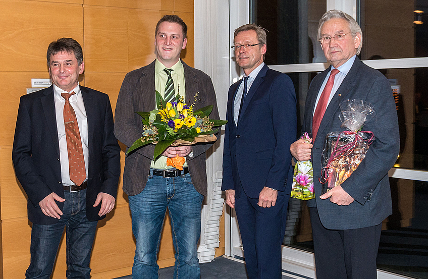 Gregor Müssen (zweiter von links) übernahm das Ratsmandat von Hans Stallkamp (rechts). Ratsvorsitzender Hans Stegemann (links) und Bürgermeister Otto Steinkamp begrüßten bzw. verabschiedeten sie.