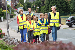 So sieht es aus, wenn ein Walking Bus auf dem Weg zur Schule ist.