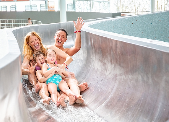 Familie auf einer Rutsche im Nettebad
