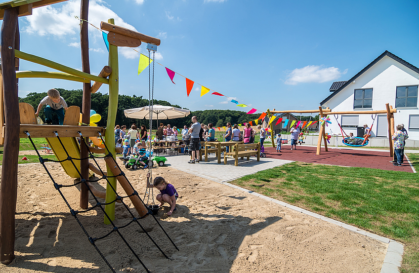 Vielfältige Spielmöglichkeiten bieten die Spielplätze in Wallenhorst – hier der Spielplatz an der Nikolaus-Groß-Straße bei seiner Eröffnung im Sommer 2015.
