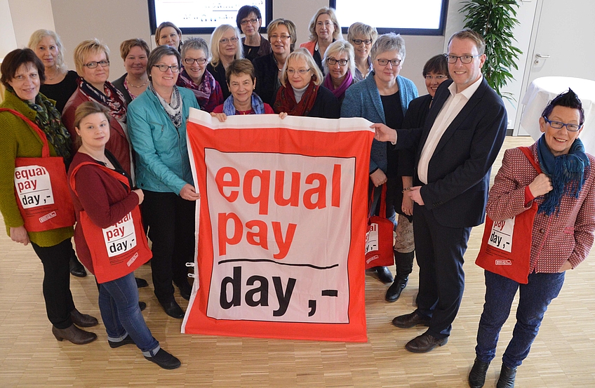 Fordern gleichen Lohn für gleiche Arbeit: Die Kreisarbeitsgemeinschaft der Gleichstellungsbeauftragten und der Erste Kreisrat Stefan Muhle zeigen Flagge.