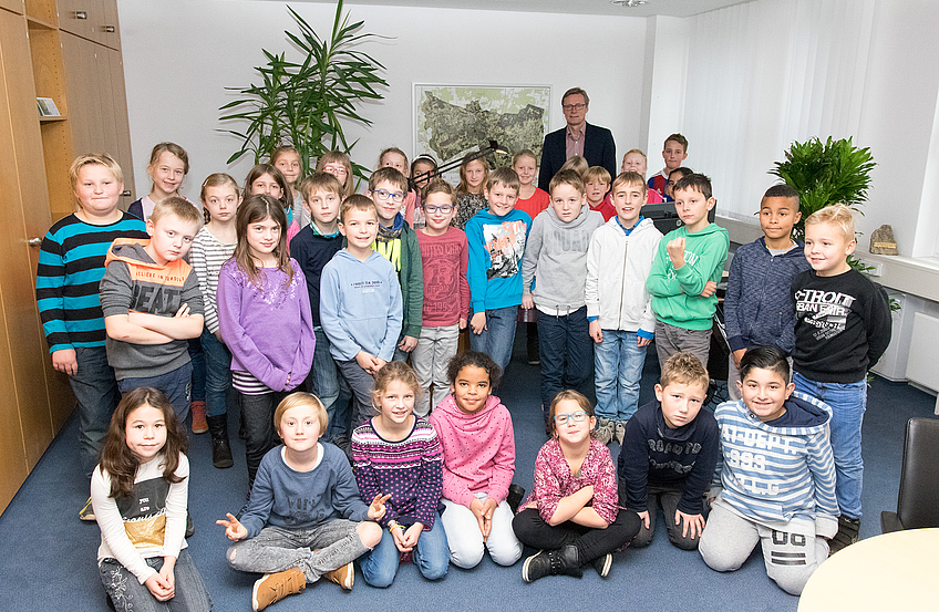 Zu Gast bei Bürgermeister Otto Steinkamp: die Kinder der 3a und 3b der Katharinaschule.