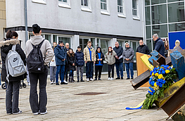Gedenkveranstaltung zum Krieg in der Ukraine vor dem Wallenhorster Rathaus.