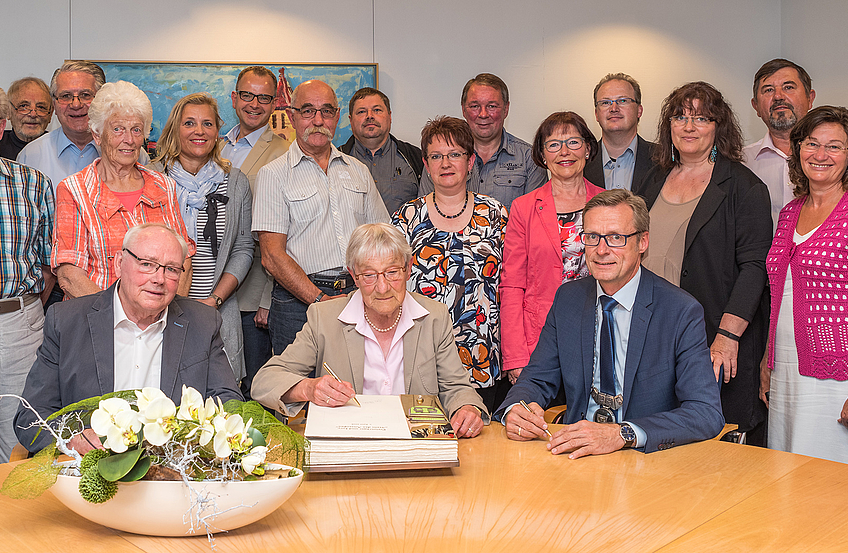 Preisträger und Jury trugen sich im Beisein von Bürgermeister Otto Steinkamp ins Goldene Buch der Gemeinde Wallenhorst ein.