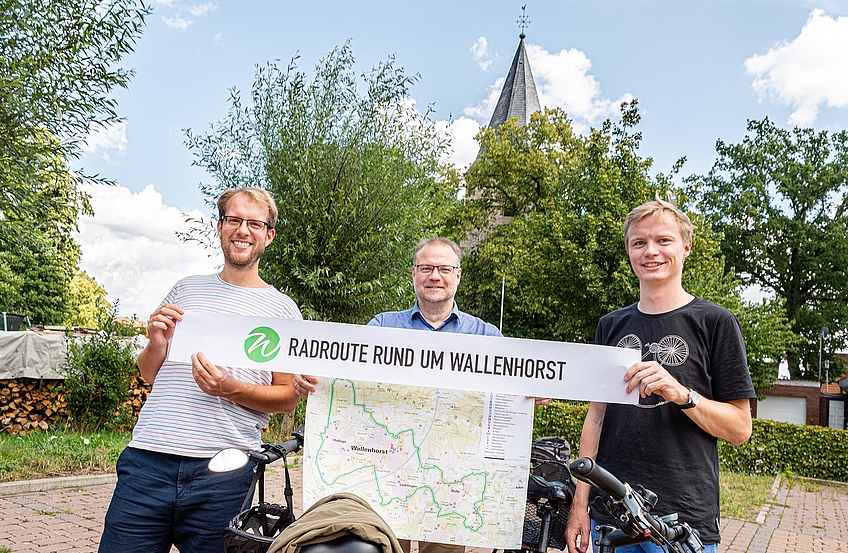Wallenhorsts Klimaschutzmanager Stefan Sprenger, Wirtschaftsförderer Frank Jansing und Tim Trentmann vom Tourismusverband (von links) präsentieren die neue Radroute „Rund um Wallenhorst“.
