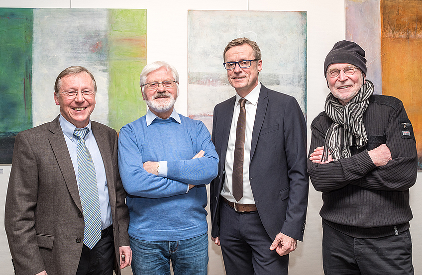 Gastgeber der Vernissage (von links): Galerist Joachim Riedel, Künstler Erich Begalke, Bürgermeister Otto Steinkamp und Künstler Siegfried Hentke.