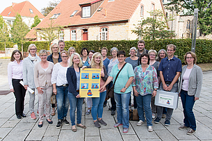Über die große Beteiligung der Kindergärten und Schulen freuen sich Wallenhorsts Klimaschutzmanager Stefan Brune (2. von rechts) sowie Bettina Baron (rechts) vom Bielefelder Energiebüro e&u. 