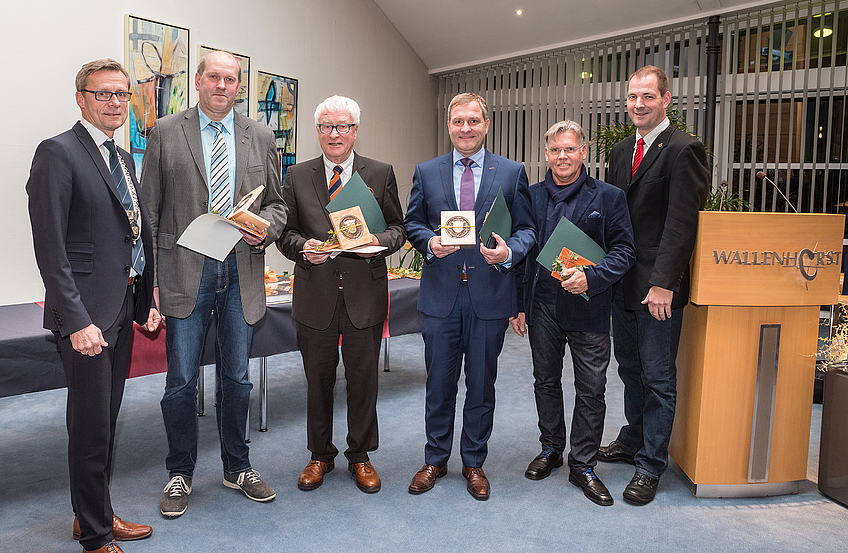 Ehrung für langjährige Ratsmitgliedschaft (von links): Bürgermeister Otto Steinkamp, Johannes Otte, Alfred Lindner, Guido Pott, Alfons Börger und Benno Trütken.