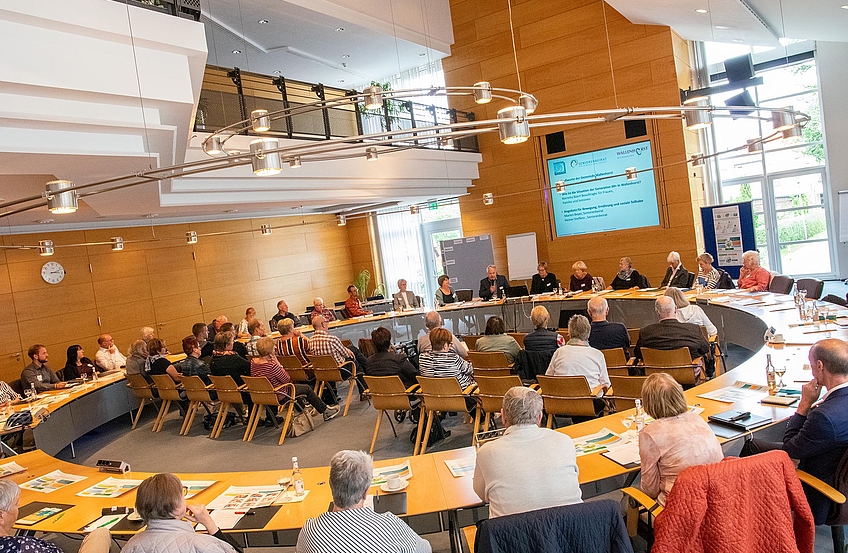 Über 60 Vertreterinnen und Vertreter diverser Organisationen nehmen am Projektauftakt im Wallenhorster Ratssaal teil.