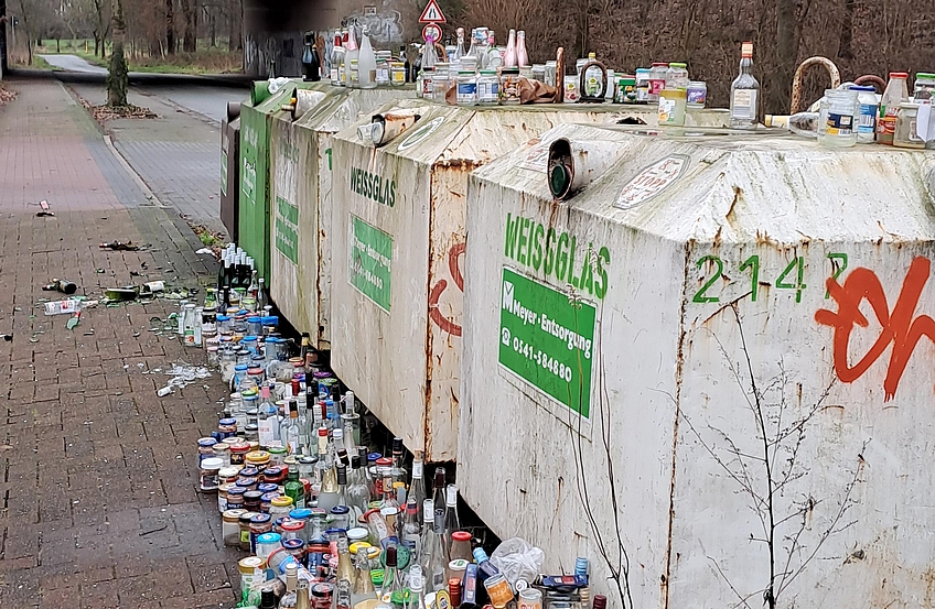 Überfüllter Altglascontainer in Lechtingen.
