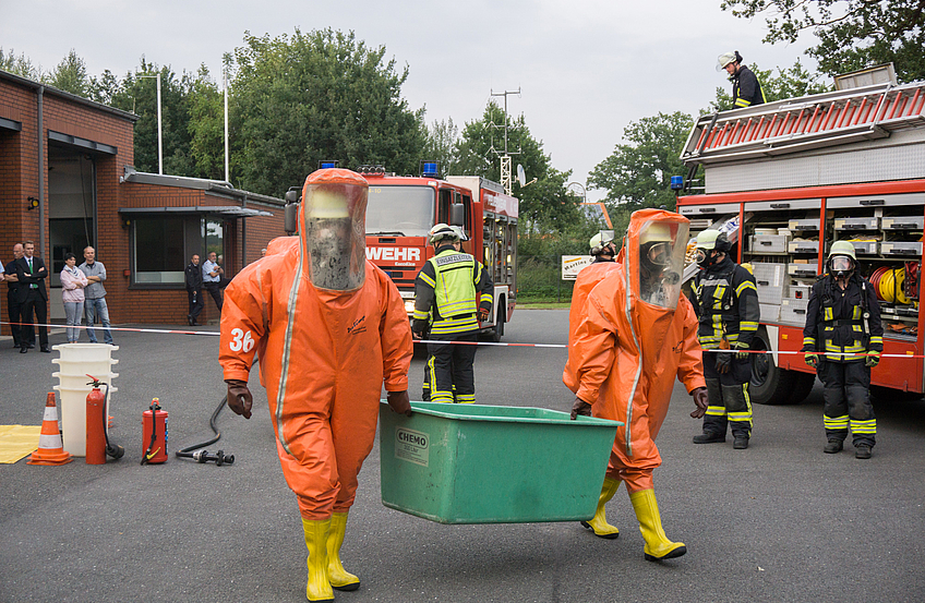 Mit der Darstellung eines Gefahrgutunfalls präsentiert die Feuerwehr Wallenhorst nicht nur einen ihrer Aufgabenbereiche, sondern auch ihre aufwendige ehrenamtliche Arbeit.
