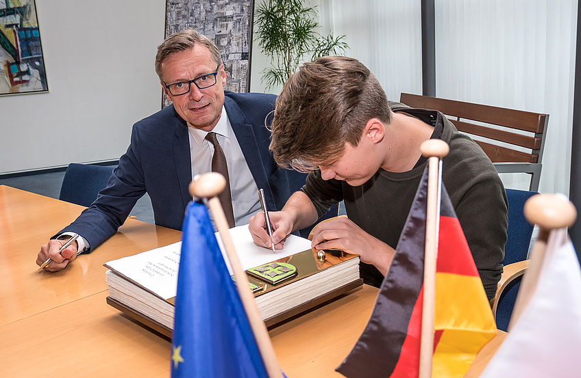 Bürgermeister Otto Steinkamp öffnet für die Schülerinnen und Schüler traditionell auch das Goldene Buch der Gemeinde Wallenhorst.