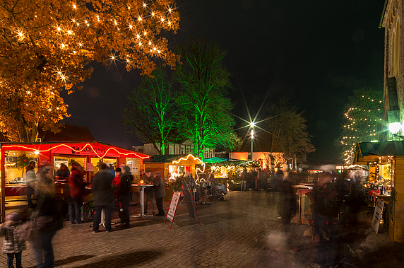 Weihnachtsmarkt auf dem Kirchplatz vor St. Alexander