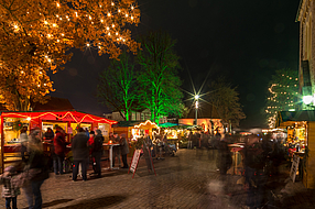 Weihnachtsmarkt auf dem Kirchplatz vor St. Alexander