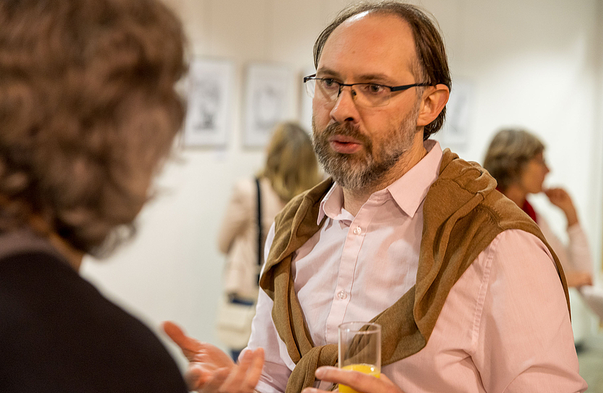 Jérémy Piquet im Gespräch während der Vernissage.