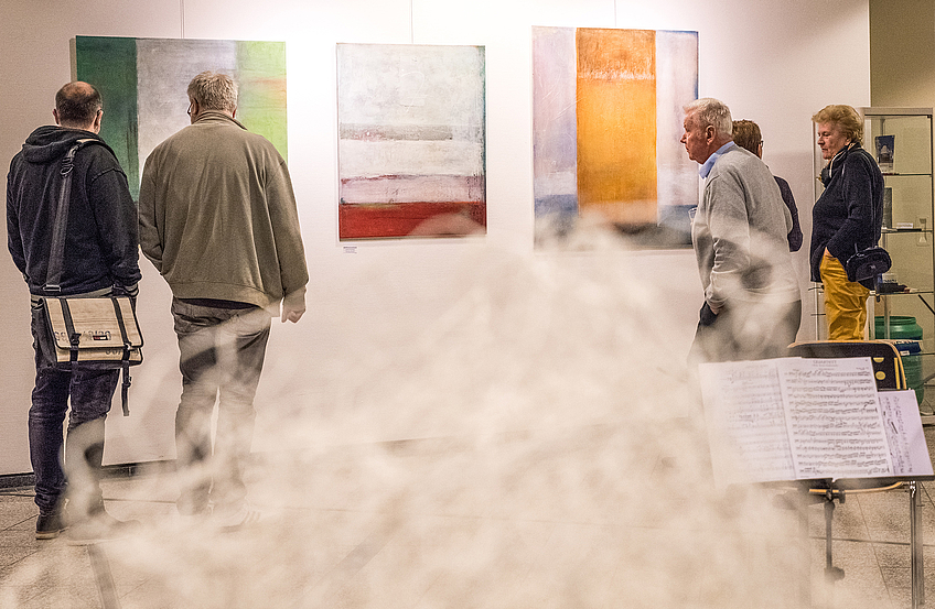 Zwölf Künstlerinnen und Künstler präsentieren ihre Werke in der Ausstellung der Galerie Kollwitz & Riedel.