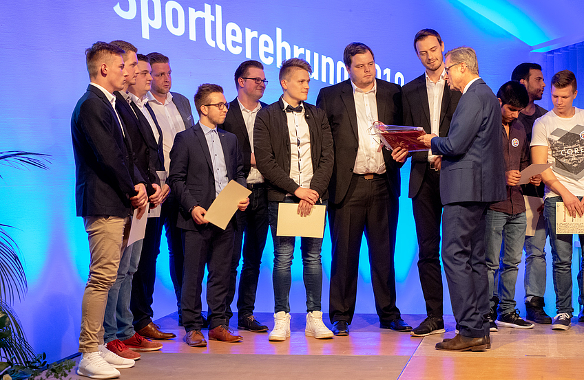 Die 4. Herrenmannschaft von Blau-Weiss Hollage nimmt den Ehrenpreis von Bürgermeister Otto Steinkamp entgegen.