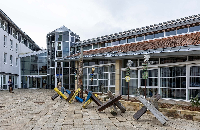 Kunstinstallation „Gedankensperre – Irgendwo in Deutschland“ vor dem Wallenhorster Rathaus.